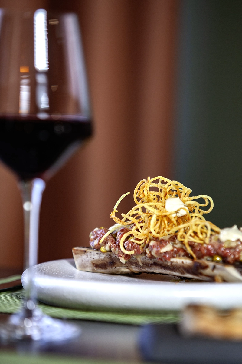 tuetano, tartar y vino