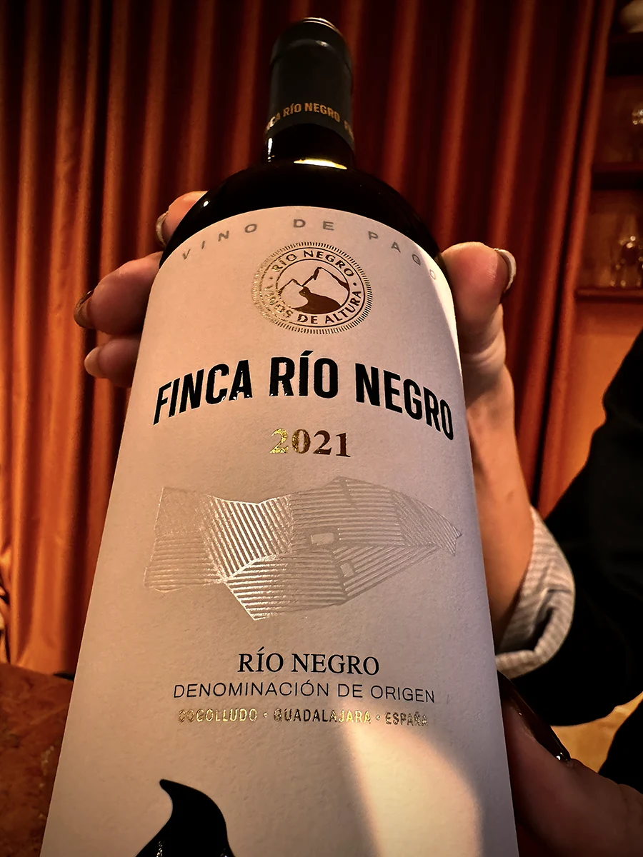 vino tinto finca río negro