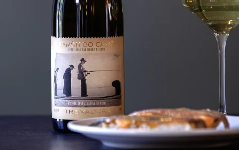 tres vinos blancos de la bodega a la mesa