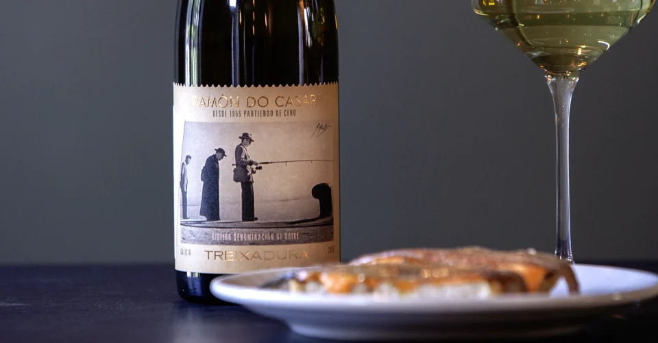 tres vinos blancos de la bodega a la mesa