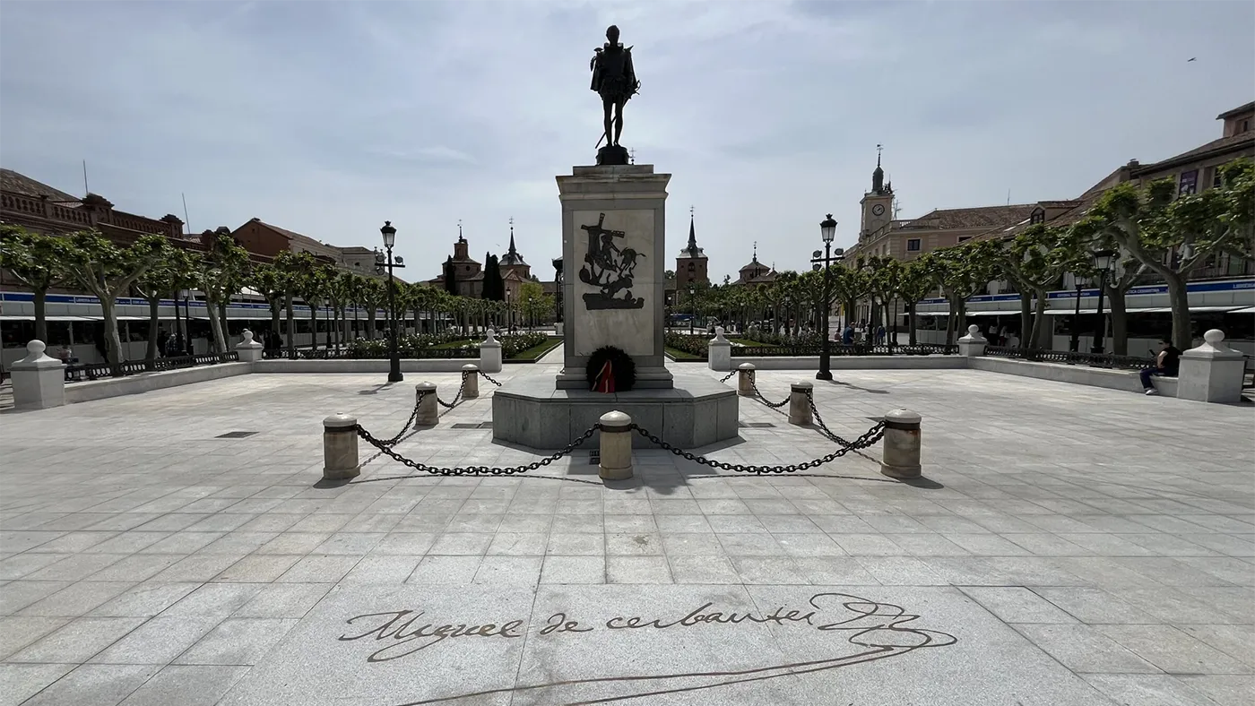 estatua Miguel de Cervantes en plaza de Cervantes