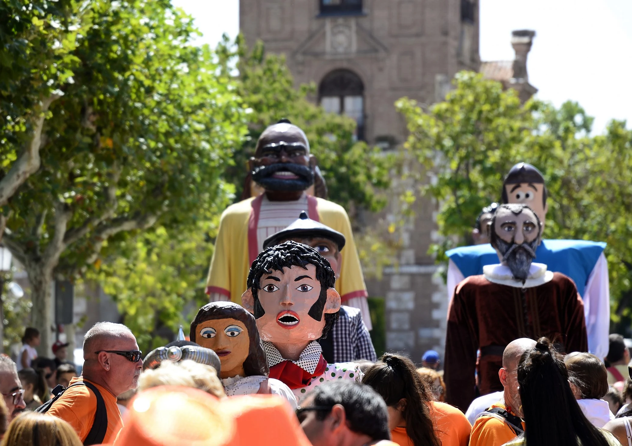 gigantes y cabezudos alcalá de henares
