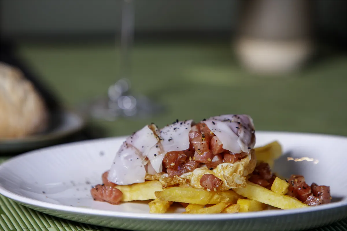 Huevos rotos con ventresca de atún rojo y papada ibérica